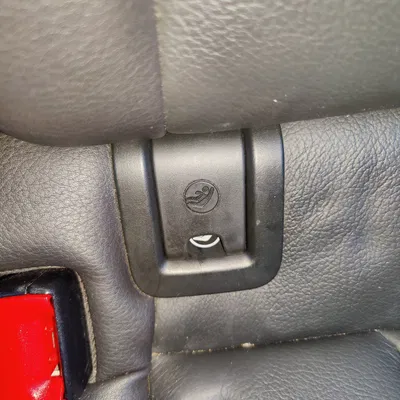 Nắp che điểm neo ghế trẻ em cho xe Audi