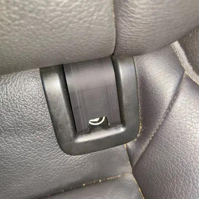 Nắp che điểm neo ghế trẻ em cho xe Audi