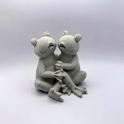 Hai chú ếch dễ thương ngồi bên nhau