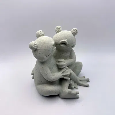 Hai chú ếch dễ thương ngồi bên nhau