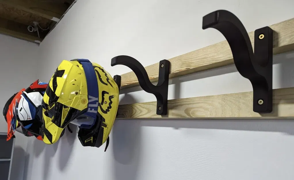 Giá treo mũ bảo hiểm xe máy không làm lõm mút xốp - Image 1