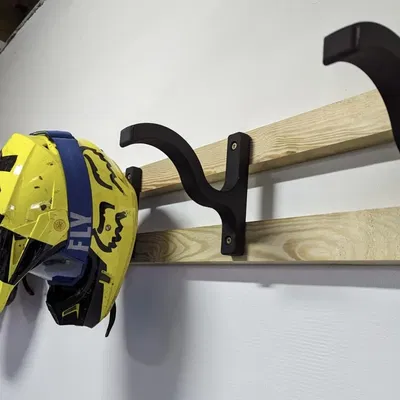 Giá treo mũ bảo hiểm xe máy không làm lõm mút xốp