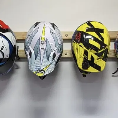 Giá treo mũ bảo hiểm xe máy không làm lõm mút xốp