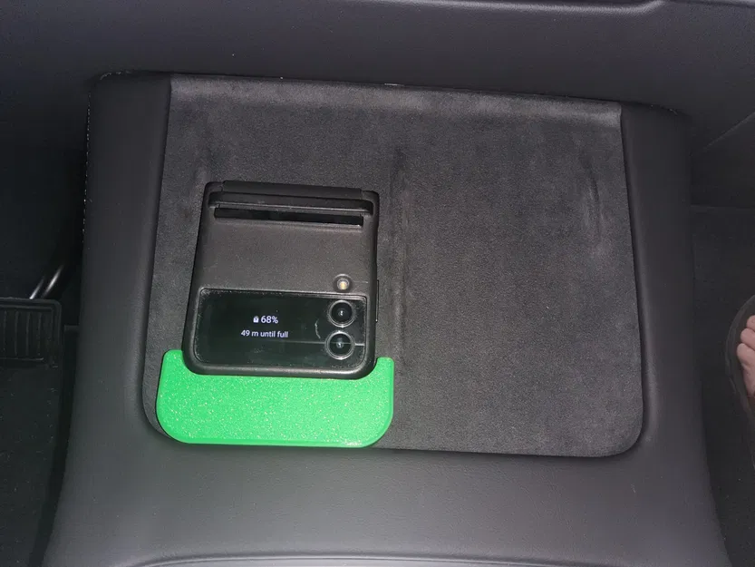 Giá đỡ điện thoại gập cho sạc không dây Tesla Model Y - Image 1