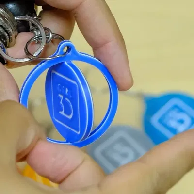 Móc khóa xoay đa màu sắc với logo Control3D