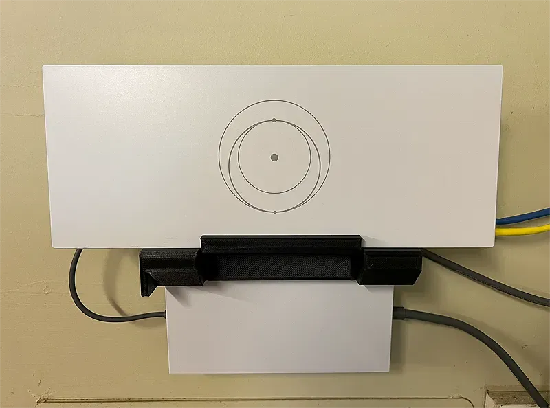 Giá đỡ router Starlink Gen 3 kèm nguồn điện treo tường - Image 1