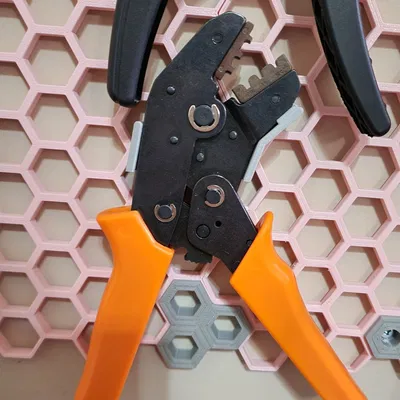 Giá đỡ kẹp IWISS cho Tường Lưu Trữ Tổ Ong và Multiboard