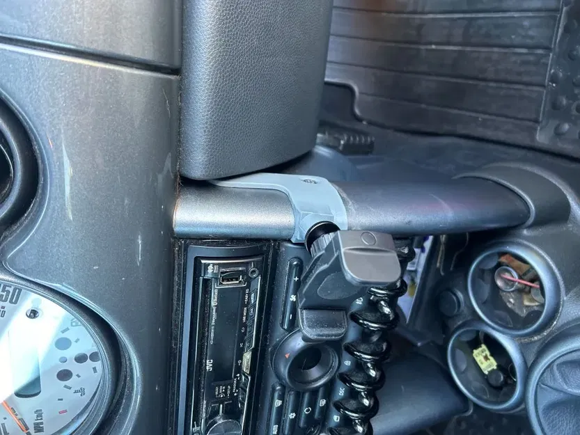 Giá đỡ điện thoại R50-R53 Mini Cooper với boss gắn ren - Image 1