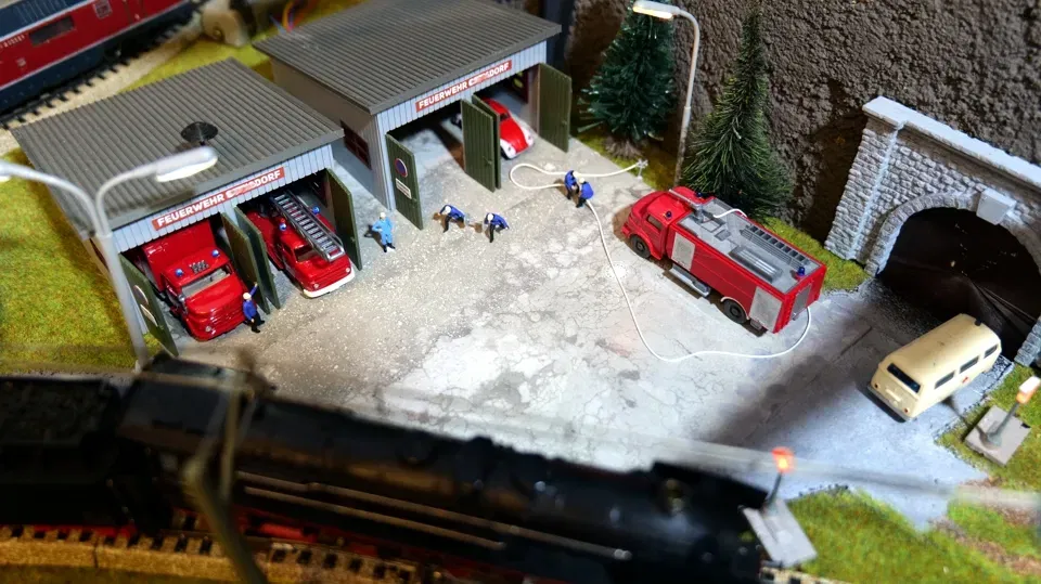 Garage cho xe cứu hỏa cỡ nhỏ đến vừa (H0) - Image 2