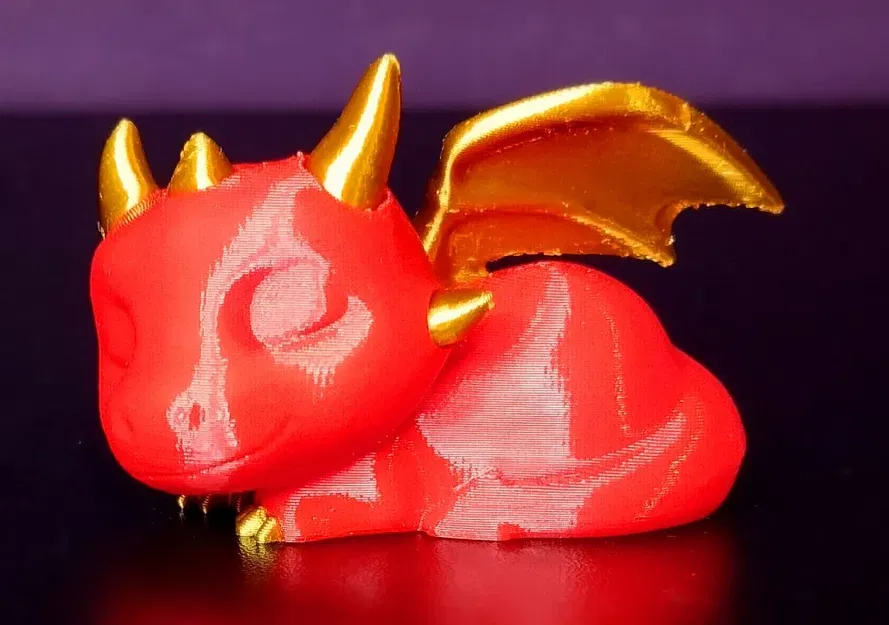 Rồng con dễ thương đang ngủ với hai màu sắc - Image 1