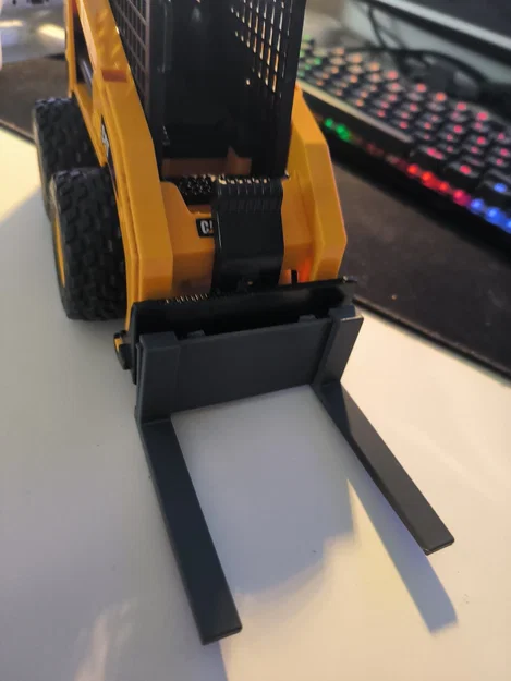 Càng nâng cho xe xúc mini Bruder Bobcat - Image 1