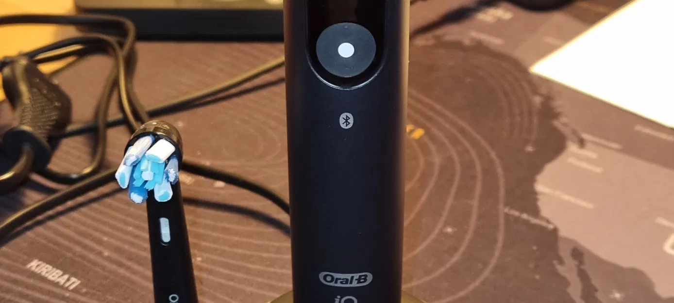 Giá đỡ bàn chải đánh răng Oral-B iO Series - Image 1