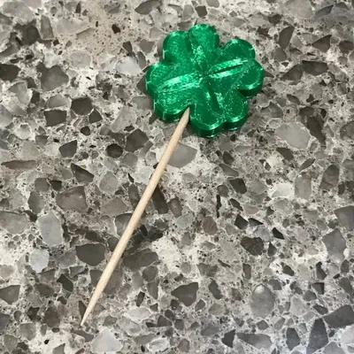 Mô hình trang trí bánh cupcake cỏ bốn lá cho Ngày Thánh Patrick