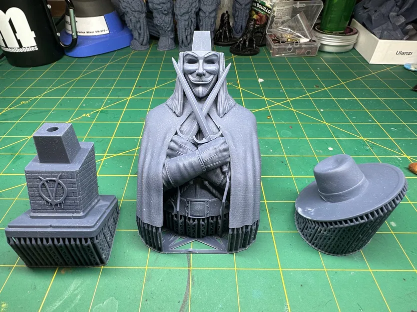 Tượng bán thân nhân vật V trong phim V for Vendetta - Image 3