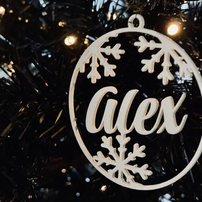 Quả cầu Giáng sinh với bông tuyết và tên Alex