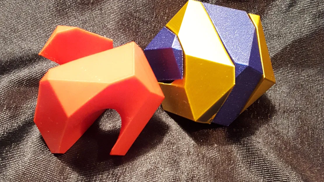 Cắt xoắn cuboctahedron thành hai mảnh giống nhau - Image 1