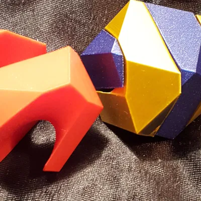 Cắt xoắn cuboctahedron thành hai mảnh giống nhau