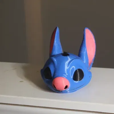 Đầu nhân vật Stich với tai và mặt được sơn màu