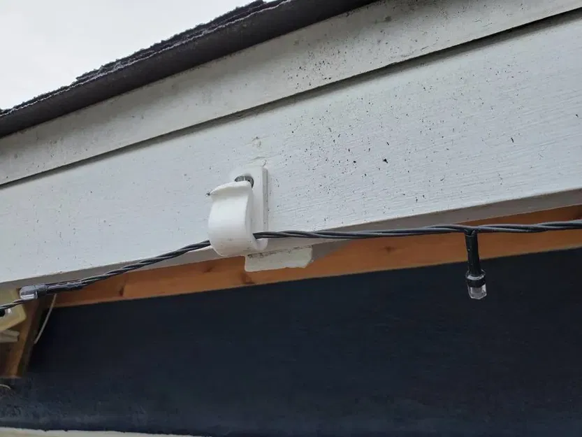 Móc treo đèn Giáng Sinh bền chắc cho ống xối - Image 1