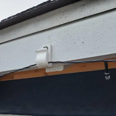 Móc treo đèn Giáng Sinh bền chắc cho ống xối