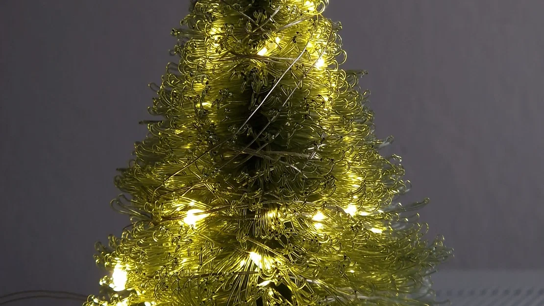 Cây thông Giáng sinh với thân cây dày và chân đế tối giản - Image 1