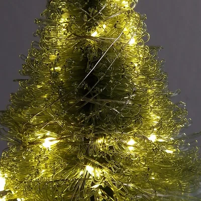 Cây thông Giáng sinh với thân cây dày và chân đế tối giản