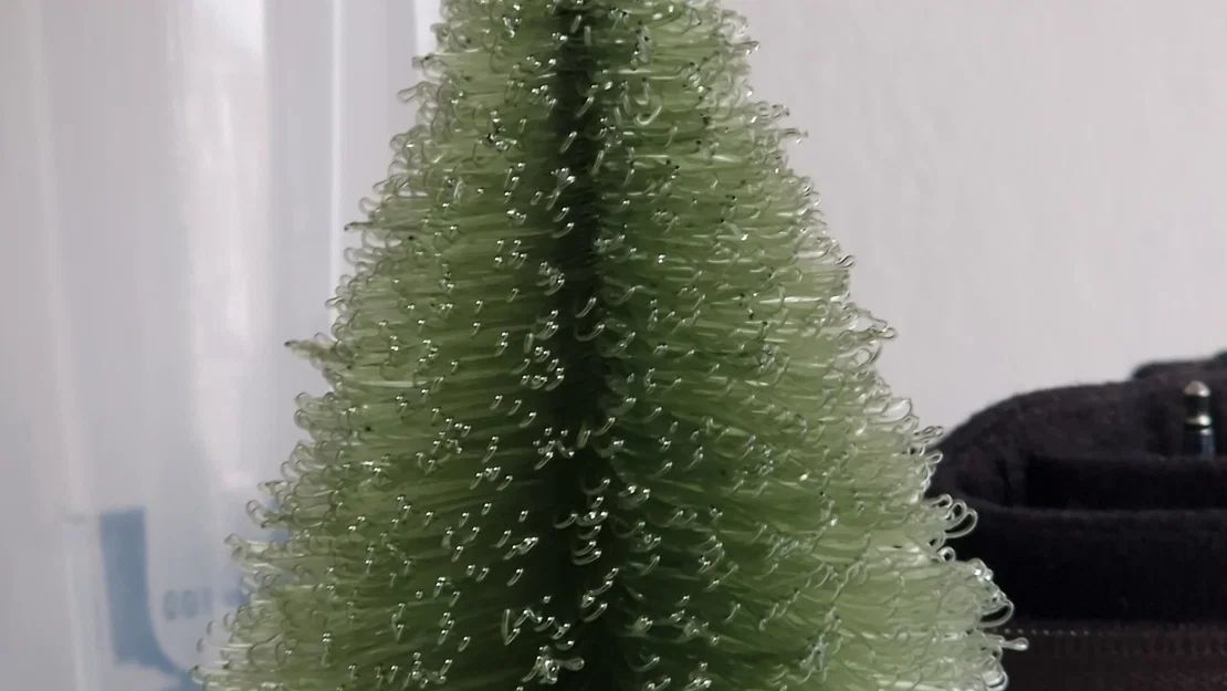 Cây thông Giáng sinh với thân cây dày và chân đế tối giản - Image 2