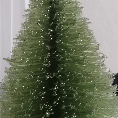 Cây thông Giáng sinh với thân cây dày và chân đế tối giản