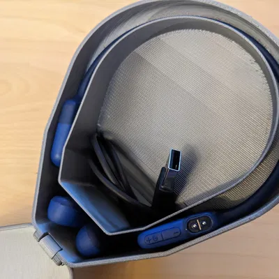 Hộp đựng tai nghe Shokz OpenRun Mini có nắp