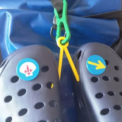 Giá đỡ balo cho giày crocs tiện lợi