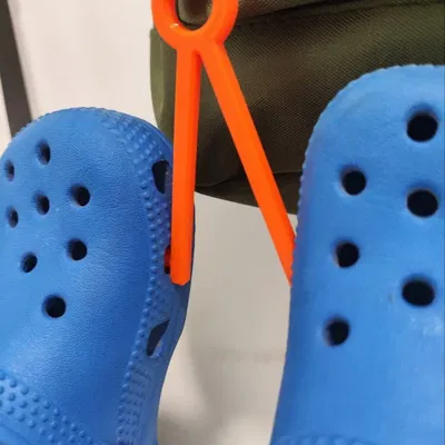 Giá đỡ balo cho giày crocs tiện lợi