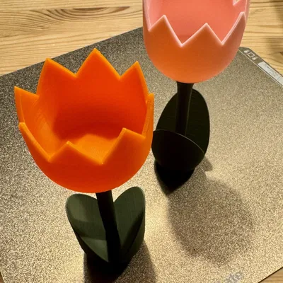 Trang trí bàn hoa tulip cho lễ Phục Sinh và giá đỡ trứng