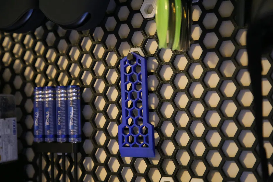 Giá đỡ HexScraper cho tường lưu trữ tổ ong - Image 1