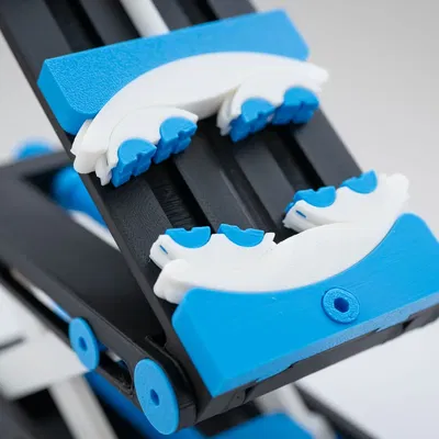 Bàn nâng điều chỉnh chiều cao với kẹp fractal 3D in hoàn toàn