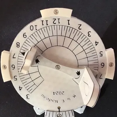 Đồng hồ mặt trời Heliochronometer chính xác nhất thế giới