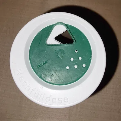 Bình rắc muối với thiết kế phễu cho nắp và hộp hình tam giác