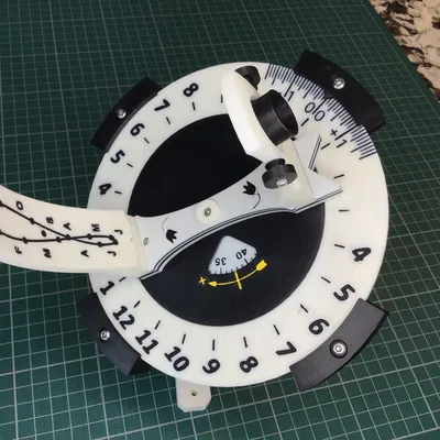 Đồng hồ mặt trời Heliochronometer với cơ chế đọc chính xác...