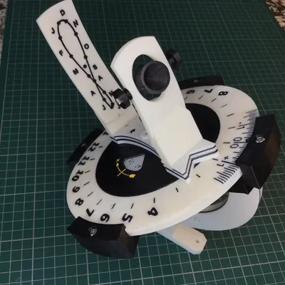 Đồng hồ mặt trời Heliochronometer với cơ chế đọc chính xác...