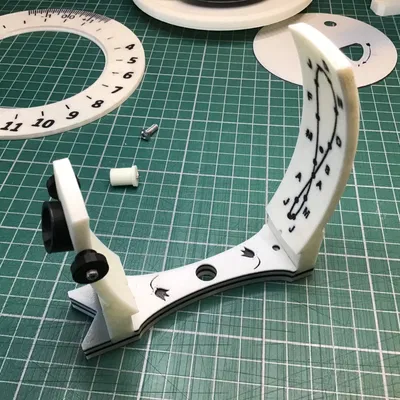 Bảng Analemma Cong Lớn Hơn Mới với Nodus Có Thể Nghiêng để Sử Dụng với 3 Thiết Kế Đồng Hồ Năng Lượng Mặt Trời Heliochronometer Gốc