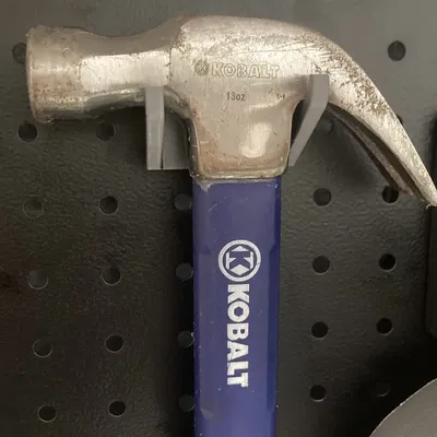 Giá đỡ búa đơn giản cho bảng ghim Universal Peg Board