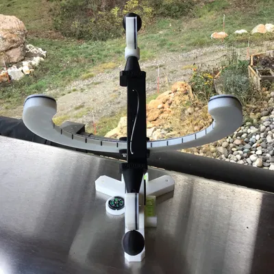 Đồng hồ mặt trời Schmoyer theo kiểu xích đạo và analemmatic