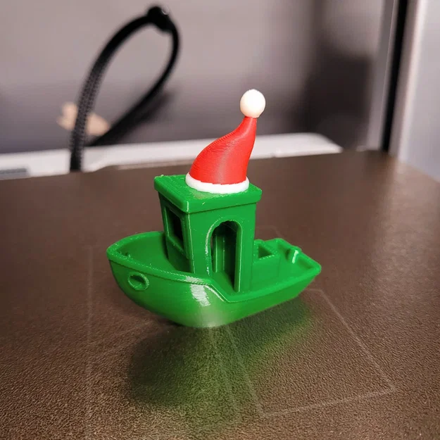 Benchy Giáng Sinh Đội Mũ Ông Già Noel - Image 1