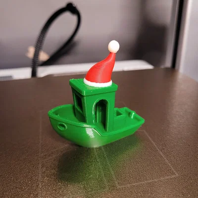 Benchy Giáng Sinh Đội Mũ Ông Già Noel