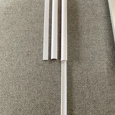 Khay cáp nhỏ IKEA cho tổ chức không gian làm việc