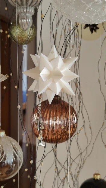 Ngôi sao trang trí Giáng Sinh treo trên cây thông - Image 1