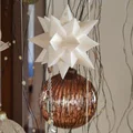 Ngôi sao trang trí Giáng Sinh treo trên cây thông - Thumbnail 1