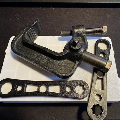 Cần điều chỉnh ánh sáng sân khấu bằng cờ lê chuyên dụng