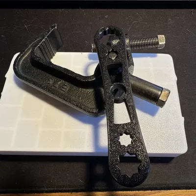 Cần điều chỉnh ánh sáng sân khấu bằng cờ lê chuyên dụng