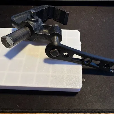 Cần điều chỉnh ánh sáng sân khấu bằng cờ lê chuyên dụng