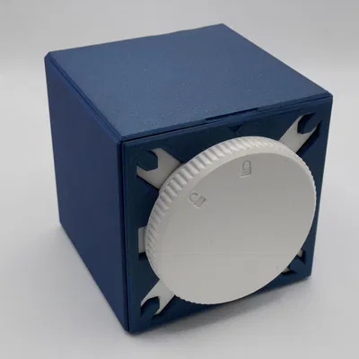 Hộp đựng bài MTG Commander v4 với cơ chế khóa xoay